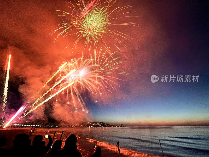 真正的彩色烟花与散景背景。极光庆典/新年庆典